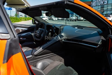 Orange Chevrolet Corvette C8 zur Miete in Dubai 3