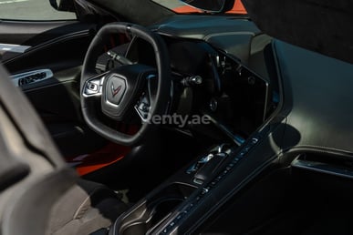 Orange Chevrolet Corvette C8 zur Miete in Abu-Dhabi 6