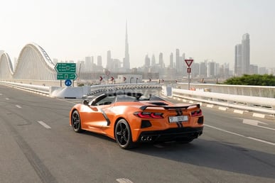 Orange Chevrolet Corvette zur Miete in Abu-Dhabi 1