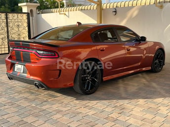 Orange Dodge Charger v8 SRT KIT zur Miete in Abu-Dhabi 0