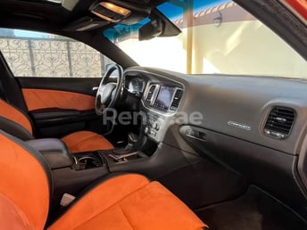 Orange Dodge Charger v8 SRT KIT zur Miete in Dubai 2