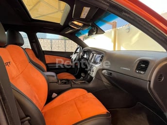 Orange Dodge Charger v8 SRT KIT zur Miete in Abu-Dhabi 3