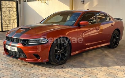 Orange Dodge Charger v8 SRT KIT en location à Sharjah