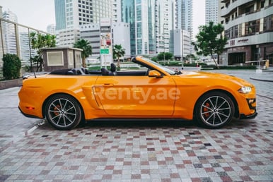 Orange Ford Mustang VT4 zur Miete in Dubai 0