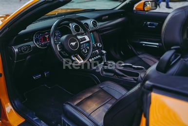 البرتقالي Ford Mustang VT4 للإيجار في Dubai 1