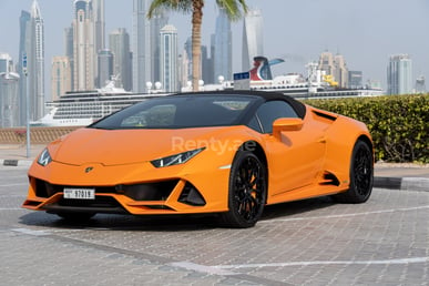 Orange Lamborghini Evo Spyder zur Miete in Abu-Dhabi 4