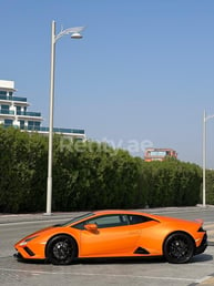 Orange Lamborghini Evo en location à Dubai 3