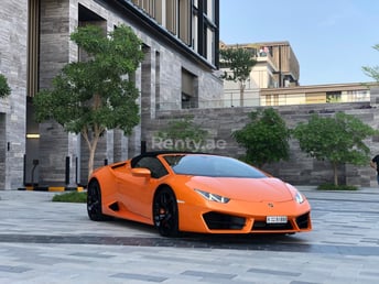 Оранжевый Lamborghini Huracan Spider в аренду в Sharjah 0