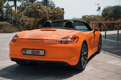 naranja Porsche Boxster en alquiler en Dubai 2