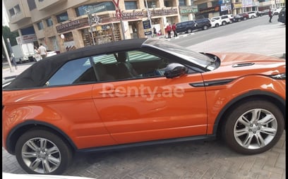 naranja Range Rover Evoque en alquiler en Dubai