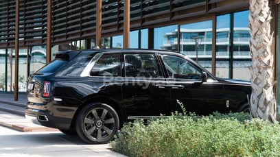 Noir Rolls Royce Cullinan en location à Dubai 4