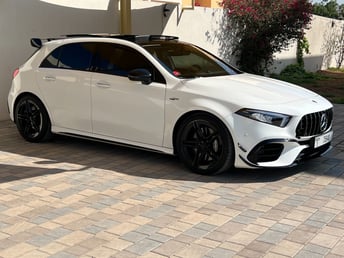 Perle blanche Mercedes A Class A45 AMG S en location à Abu-Dhabi 2