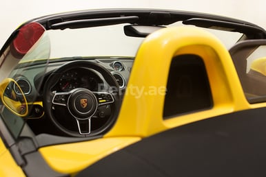 Amarillo Porsche Boxster 718 en alquiler en Dubai 2