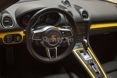 الأصفر Porsche Boxster 718 للإيجار في Dubai 4