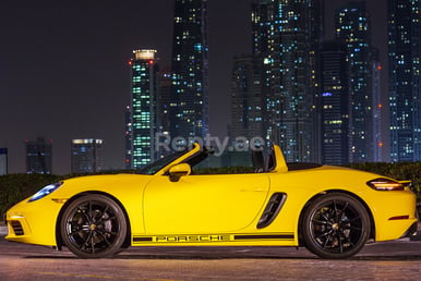 Jaune Porsche Boxster 718 en location à Abu-Dhabi 5