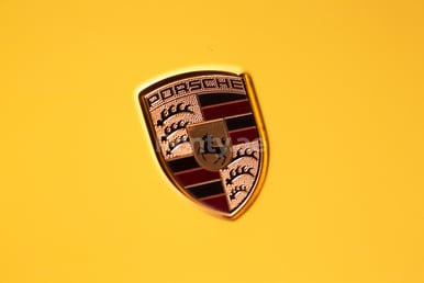 Gelb Porsche Boxster 718 zur Miete in Dubai 6