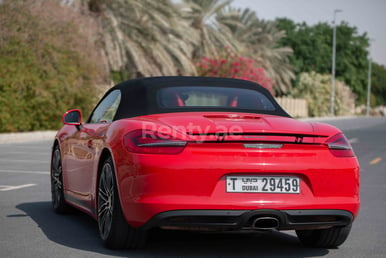 Rouge Porsche Boxster 981 en location à Dubai 2