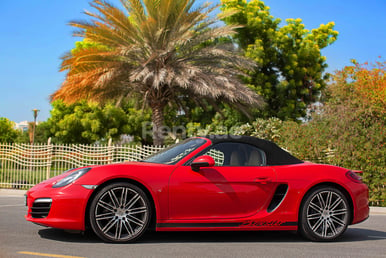 Rouge Porsche Boxster 981 en location à Sharjah 4