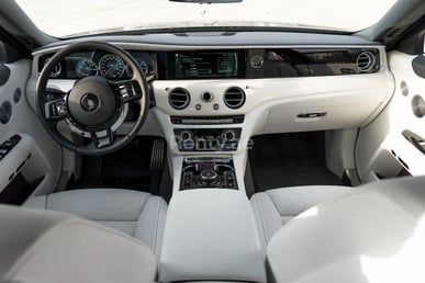 在Sharjah租赁紫色的 Rolls Royce Ghost 5