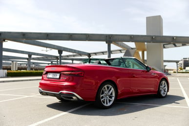 أحمر Audi A5 Cabrio للإيجار في Dubai 1