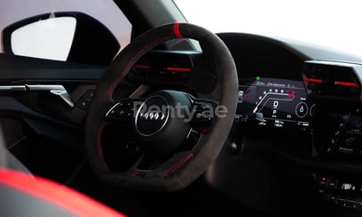 أحمر Audi RS3 Red Pack Carbon للإيجار في Abu-Dhabi 1