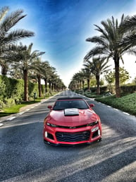 أحمر Chevrolet Camaro للإيجار في Dubai 2