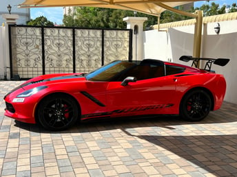 أحمر Chevrolet Corvette Stingray للإيجار في Abu-Dhabi 2