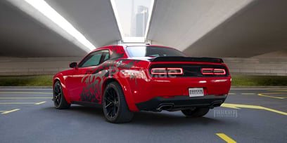 Rosso Dodge Challenger in affitto a Sharjah 2