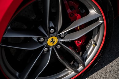 Rouge Ferrari 488 GTB en location à Dubai 0