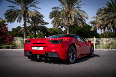 Rouge Ferrari 488 GTB en location à Dubai 3