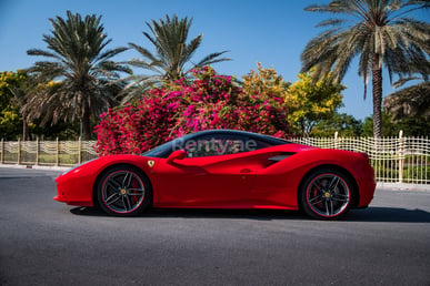 rojo Ferrari 488 GTB en alquiler en Dubai 4