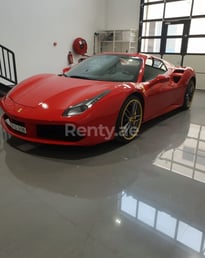 Rouge Ferrari 488 Spider en location à Sharjah