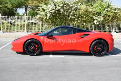 Rouge Ferrari 488 Spider en location à Dubai 2