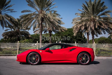 在Dubai租赁红色 Ferrari 488 GTB 3