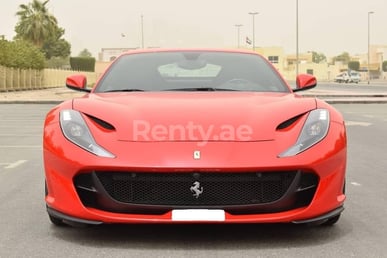 rojo Ferrari 812 Superfast en alquiler en Dubai 0