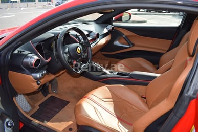 أحمر Ferrari 812 Superfast للإيجار في Abu-Dhabi 2