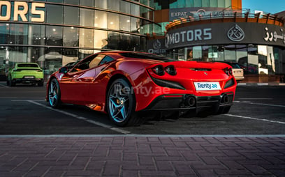 Rot Ferrari F8 Tributo Spider zur Miete in Dubai 3