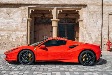 rojo Ferrari F8 Tributo Spyder en alquiler en Dubai 1