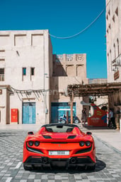 Rouge Ferrari F8 Tributo Spyder en location à Sharjah 3