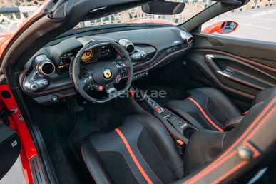 Rot Ferrari F8 Tributo Spyder zur Miete in Dubai 4