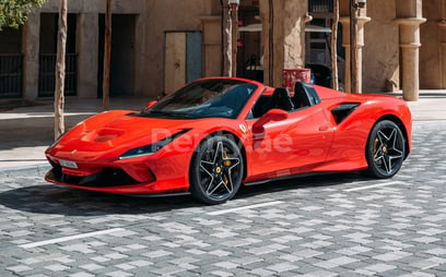 Rouge Ferrari F8 Tributo Spyder en location à Abu-Dhabi