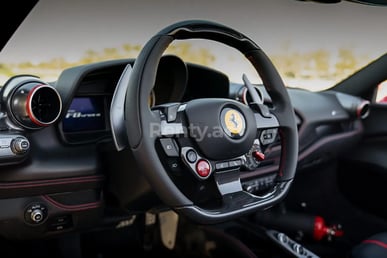 Rouge Ferrari F8 Tributo Spyder en location à Sharjah 4