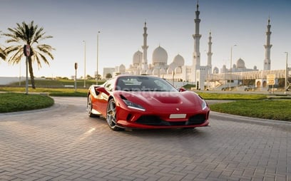 Rouge Ferrari F8 Tributo Spyder en location à Sharjah