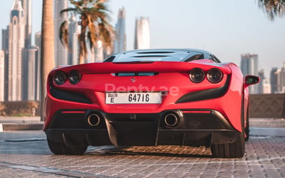 Rot Ferrari F8 Tributo zur Miete in Dubai 0