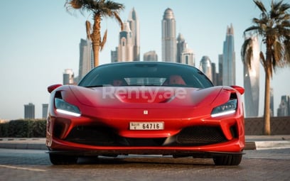 rojo Ferrari F8 Tributo en alquiler en Abu-Dhabi