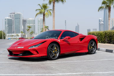 Rouge Ferrari F8 Tributo en location à Abu-Dhabi 3