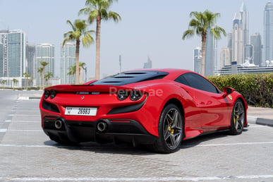 Rouge Ferrari F8 Tributo en location à Dubai 4