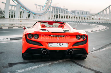 在Dubai租赁红色 Ferrari F8 Tributo Spyder 1