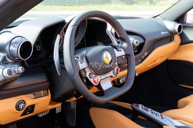 rojo Ferrari F8 Tributo Spyder en alquiler en Dubai 1