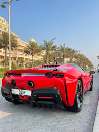 أحمر Ferrari SF90 للإيجار في Dubai 3